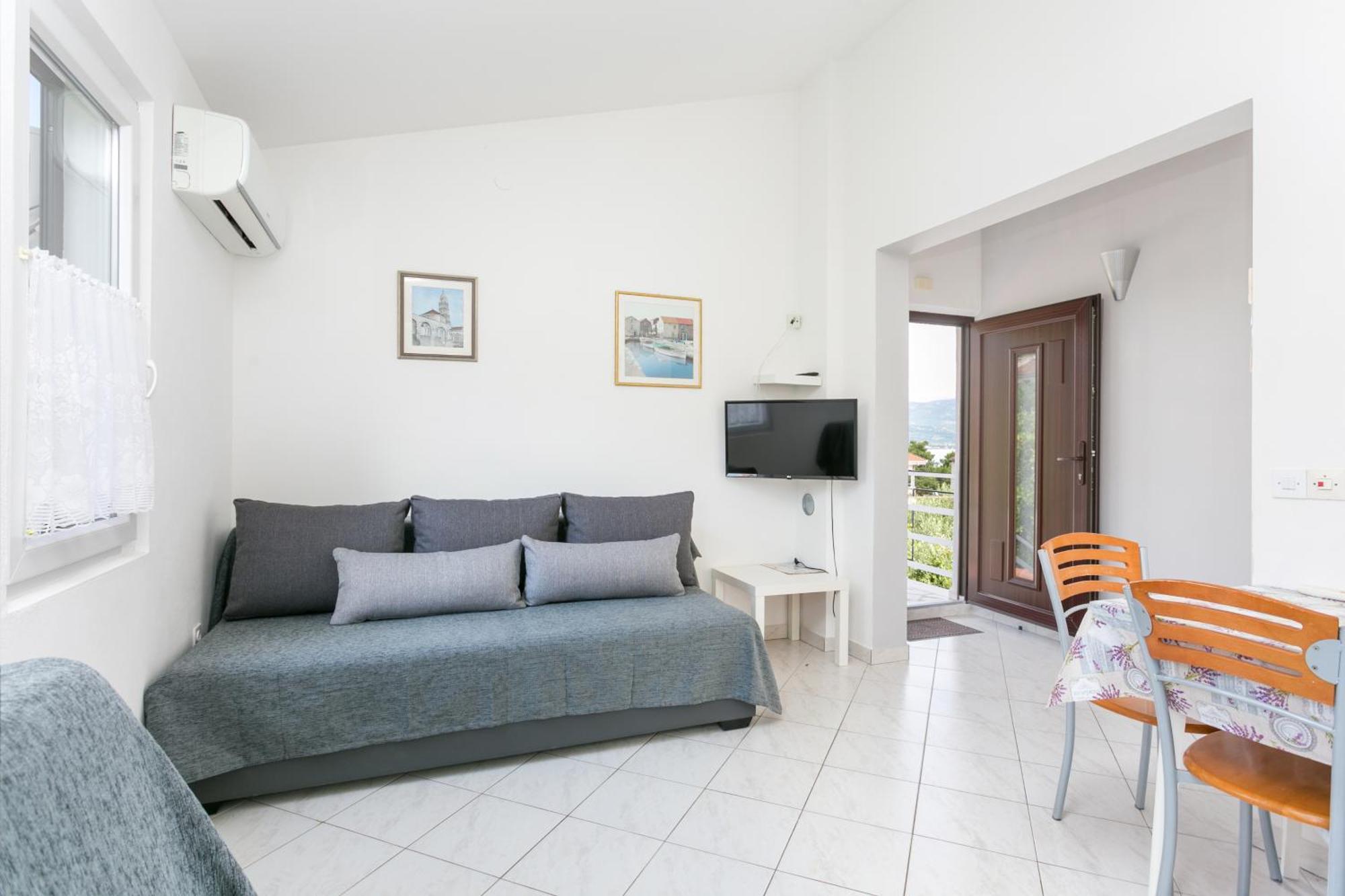 Apartments By The Sea Slatine, Ciovo - 6000 Номер фото